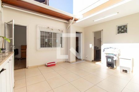 Casa à venda com 210m², 4 quartos e 3 vagas Casa à venda com 210m², 4 quartos e 3 vagasQuintal