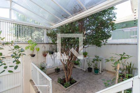 Casa à venda com 210m², 4 quartos e 3 vagas Casa à venda com 210m², 4 quartos e 3 vagasEntrada e jardim