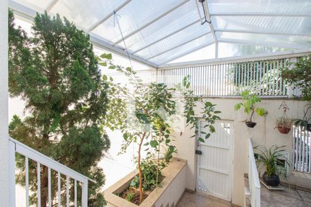 Casa à venda com 210m², 4 quartos e 3 vagas Casa à venda com 210m², 4 quartos e 3 vagasEntrada e jardim