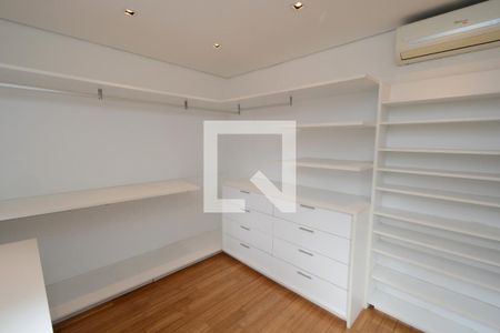 Casa de condomínio à venda com 300m², 4 quartos e 4 vagasSuíte 2