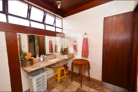 Casa à venda com 263m², 5 quartos e 4 vagasBanheiro 3