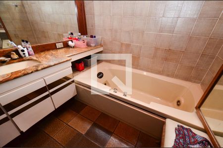 Casa à venda com 263m², 5 quartos e 4 vagasBanheiro suite