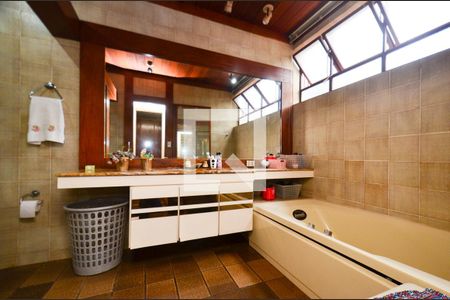 Casa à venda com 263m², 5 quartos e 4 vagasBanheiro suite