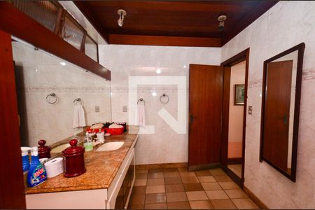 Casa à venda com 263m², 5 quartos e 4 vagasBanheiro social