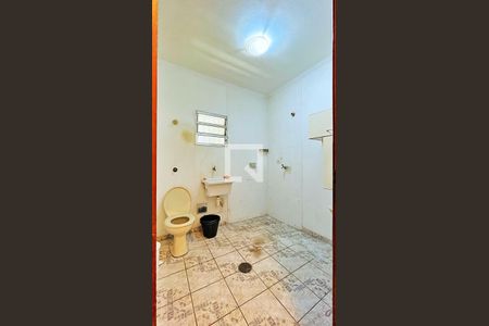 Casa à venda com 287m², 3 quartos e 4 vagas Casa à venda com 287m², 3 quartos e 4 vagasBanheiro da Edícula