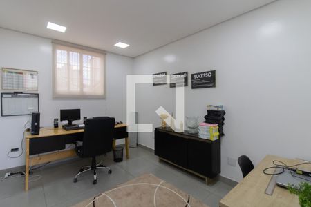 Casa à venda com 300m², 4 quartos e 2 vagas Casa à venda com 300m², 4 quartos e 2 vagasEscritório