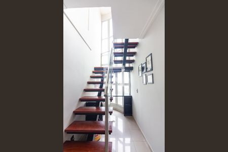 Apartamento para alugar com 98m², 3 quartos e 2 vagas Apartamento para alugar com 98m², 3 quartos e 2 vagasEscada