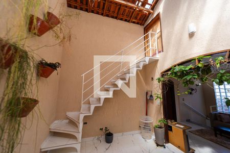Casa à venda com 250m², 5 quartos e 4 vagas Casa à venda com 250m², 5 quartos e 4 vagasEntrada do Sotão