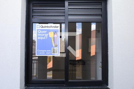 Placa instalada na janela do imóvel de apartamento à venda com 1 quarto, 28m² em Vila Siria, São Paulo