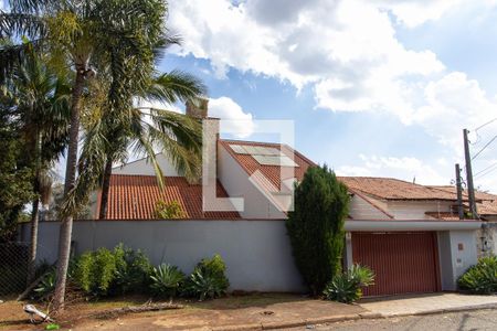 Casa à venda com 570m², 4 quartos e 7 vagasFachada