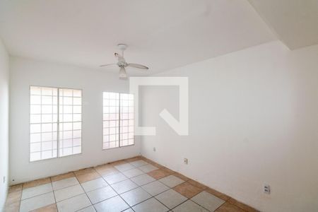 Casa para alugar com 90m², 2 quartos e 2 vagasSala