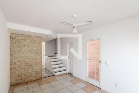 Casa para alugar com 90m², 2 quartos e 2 vagasSala