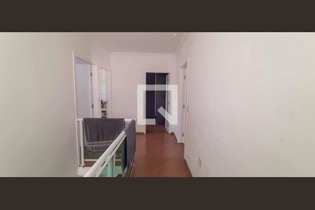 Casa à venda com 349m², 3 quartos e 5 vagasEscada de acesso aos quartos