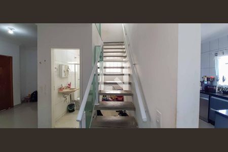 Casa à venda com 349m², 3 quartos e 5 vagasEscada de acesso aos quartos