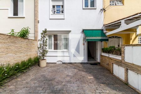 Casa à venda com 235m², 3 quartos e 2 vagas Casa à venda com 235m², 3 quartos e 2 vagasFachada