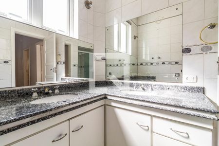 Casa à venda com 235m², 3 quartos e 2 vagas Casa à venda com 235m², 3 quartos e 2 vagasBanheiro Social