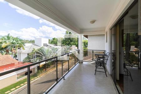 Casa de condomínio à venda com 587m², 4 quartos e 6 vagas Casa de condomínio à venda com 587m², 4 quartos e 6 vagasVaranda da suíte 2