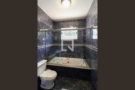 Casa de condomínio à venda com 587m², 4 quartos e 6 vagas Casa de condomínio à venda com 587m², 4 quartos e 6 vagasBanheiro da suíte 3