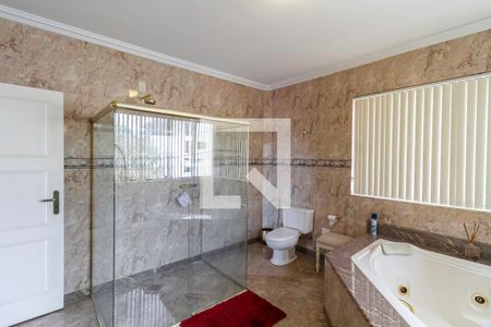 Casa de condomínio à venda com 587m², 4 quartos e 6 vagas Casa de condomínio à venda com 587m², 4 quartos e 6 vagasBanheiro da suíte 2