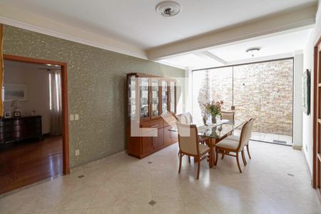 Casa de condomínio à venda com 587m², 4 quartos e 6 vagas Casa de condomínio à venda com 587m², 4 quartos e 6 vagasSala de Jantar