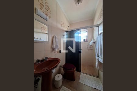 Casa à venda com 370m², 3 quartos e 6 vagasBanheiro Quarto 1