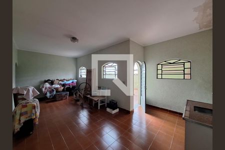 Casa à venda com 370m², 3 quartos e 6 vagasSalão