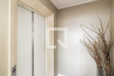 Apartamento à venda com 214m², 3 quartos e 3 vagas Apartamento à venda com 214m², 3 quartos e 3 vagasHall de Elevador Privativo