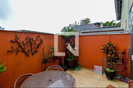 Casa de condomínio à venda com 96m², 3 quartos e 2 vagasQuintal