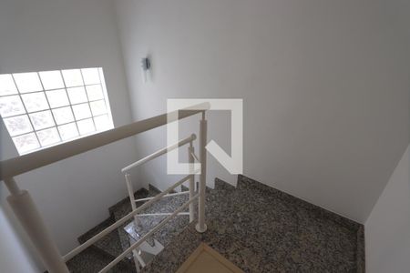 Casa de condomínio para alugar com 150m², 3 quartos e 2 vagasEscadas