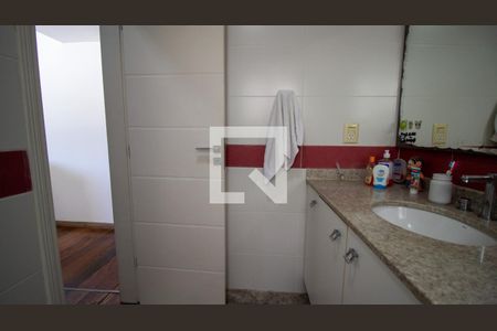Casa de condomínio à venda com 289m², 5 quartos e 3 vagas Casa de condomínio à venda com 289m², 5 quartos e 3 vagasBanheiro da Suíte 4