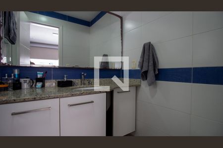 Casa de condomínio à venda com 289m², 5 quartos e 3 vagas Casa de condomínio à venda com 289m², 5 quartos e 3 vagasBanheiro da Suíte 1