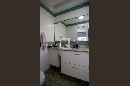 Casa de condomínio à venda com 289m², 5 quartos e 3 vagas Casa de condomínio à venda com 289m², 5 quartos e 3 vagasBanheiro da Suíte 2