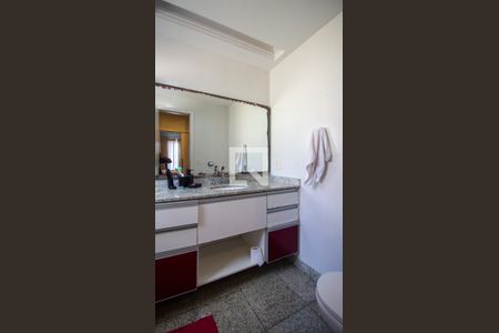 Casa de condomínio à venda com 289m², 5 quartos e 3 vagas Casa de condomínio à venda com 289m², 5 quartos e 3 vagasBanheiro da Suíte 3