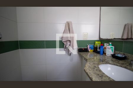 Casa de condomínio à venda com 289m², 5 quartos e 3 vagas Casa de condomínio à venda com 289m², 5 quartos e 3 vagasBanheiro da Suíte 2