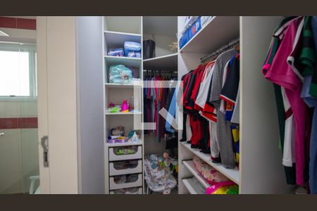 Casa de condomínio à venda com 289m², 5 quartos e 3 vagas Casa de condomínio à venda com 289m², 5 quartos e 3 vagasCloset da Suíte 4