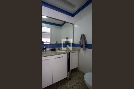 Casa de condomínio à venda com 289m², 5 quartos e 3 vagas Casa de condomínio à venda com 289m², 5 quartos e 3 vagasBanheiro da Suíte 1