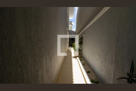 Casa de condomínio à venda com 289m², 5 quartos e 3 vagas Casa de condomínio à venda com 289m², 5 quartos e 3 vagasCorredor lateral