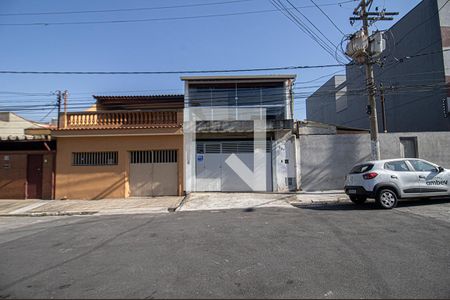 Casa à venda com 200m², 3 quartos e 2 vagas Casa à venda com 200m², 3 quartos e 2 vagasfachada