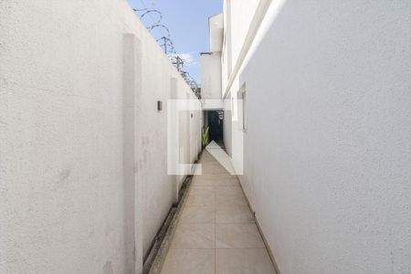 Casa à venda com 200m², 3 quartos e 2 vagas Casa à venda com 200m², 3 quartos e 2 vagascorredor para a piscina e churrasqueira