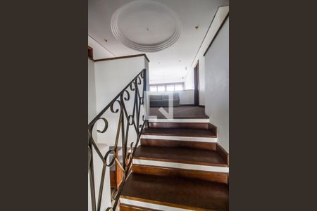 Casa de condomínio à venda com 650m², 4 quartos e 4 vagasEscada