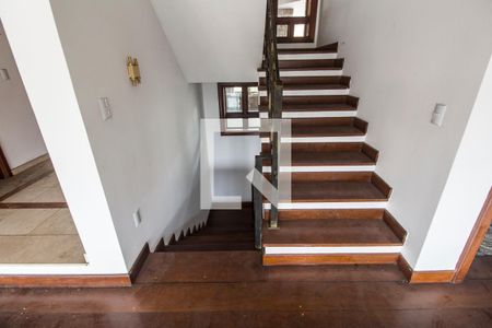 Casa de condomínio à venda com 650m², 4 quartos e 4 vagasEscada