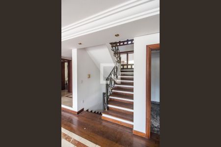 Casa de condomínio à venda com 650m², 4 quartos e 4 vagasEscada