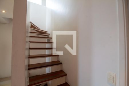 Apartamento à venda com 155m², 2 quartos e 2 vagas Apartamento à venda com 155m², 2 quartos e 2 vagasEscada