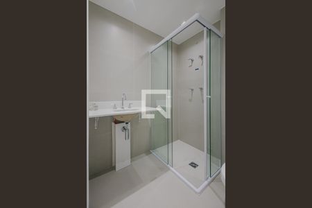 Banheiro de kitnet/studio para alugar com 1 quarto, 25m² em Pinheiros, São Paulo