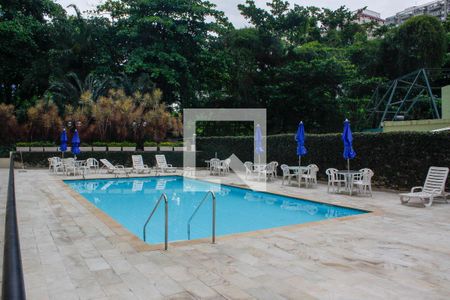 Apartamento à venda com 85m², 3 quartos e 2 vagas Apartamento à venda com 85m², 3 quartos e 2 vagasÁrea comum - Piscina