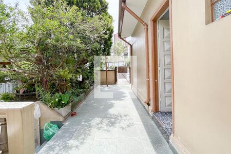 Casa à venda com 300m², 3 quartos e 4 vagas Casa à venda com 300m², 3 quartos e 4 vagasVaranda