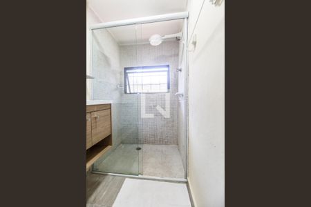Banheiro social de kitnet/studio para alugar com 1 quarto, 17m² em Cidade Ariston Estela Azevedo, Carapicuíba