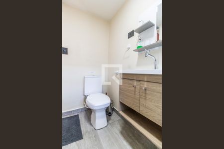 Banheiro social de kitnet/studio para alugar com 1 quarto, 17m² em Cidade Ariston Estela Azevedo, Carapicuíba