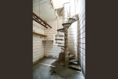 Casa de condomínio à venda com 133m², 3 quartos e 2 vagasEscada da garagem