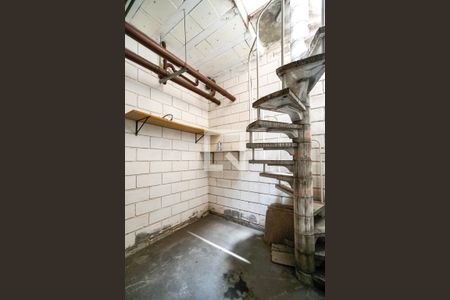 Casa de condomínio à venda com 133m², 3 quartos e 2 vagasEscada da garagem